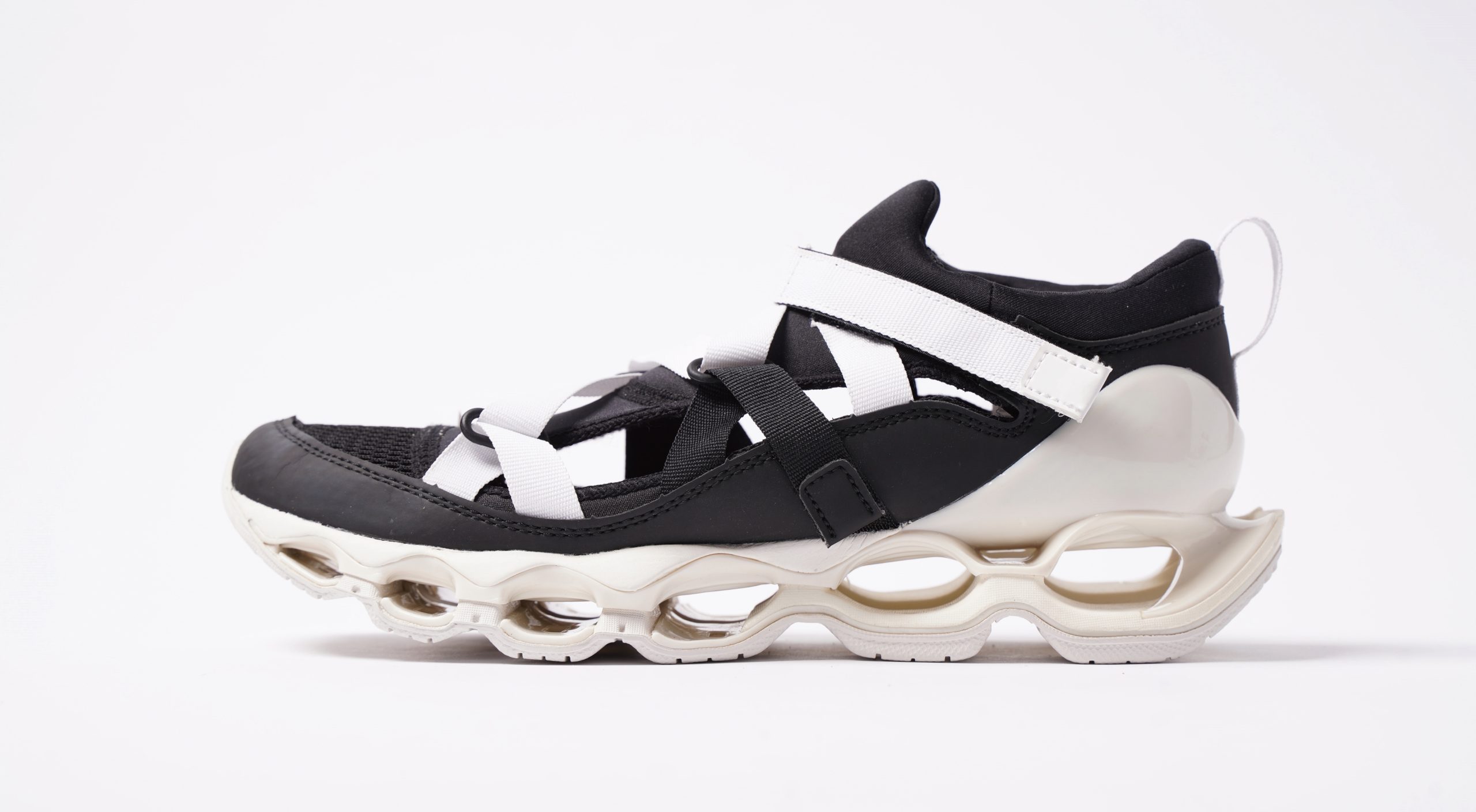 來自未來的涼鞋？『MIZUNO WAVE PROPHECY β』延續款 ”PROPHECY STRAP” 登場！誰說涼鞋只能文青風！