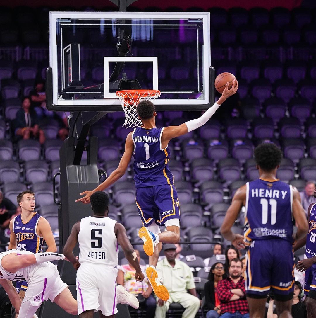 斑馬事後也傻眼！女星小甜甜布蘭妮想與文班亞馬合照，卻被保鑣「反手打巴掌」！