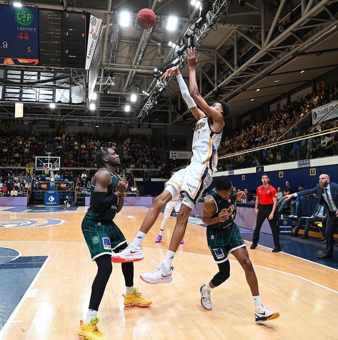 斑馬事後也傻眼！女星小甜甜布蘭妮想與文班亞馬合照，卻被保鑣「反手打巴掌」！