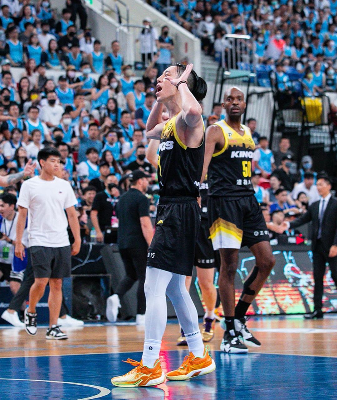 PLG 冠軍戰出現失控插曲！球迷朝場內丟水瓶抗議裁判，聯盟、球團做出懲處：下季不得進場！