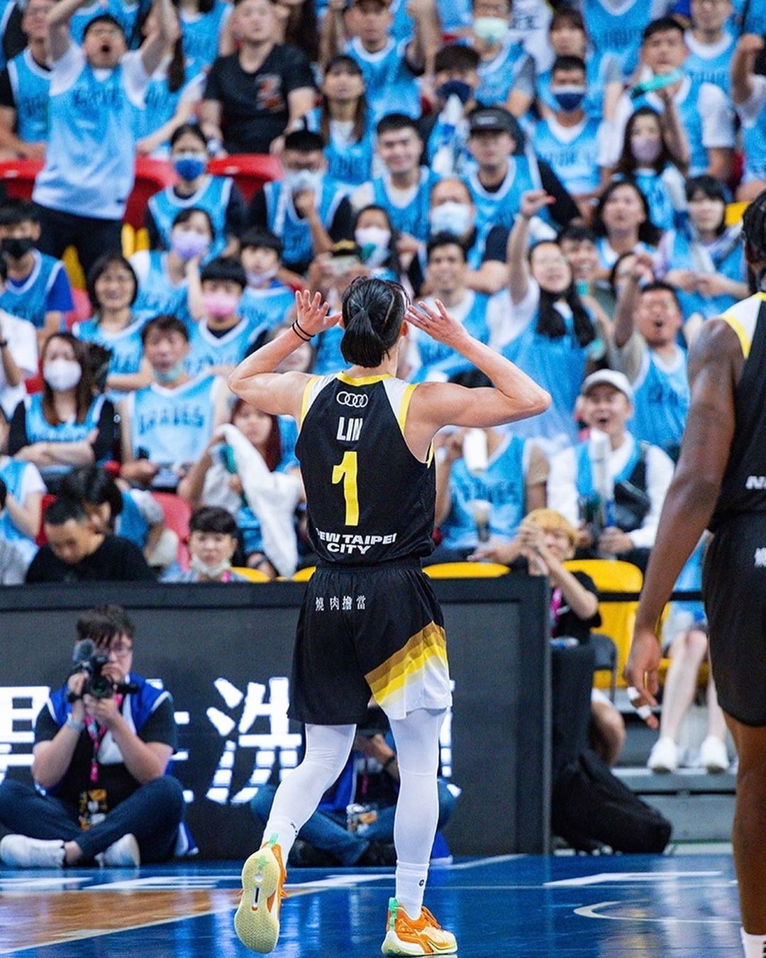 PLG 冠軍戰出現失控插曲！球迷朝場內丟水瓶抗議裁判，聯盟、球團做出懲處：下季不得進場！