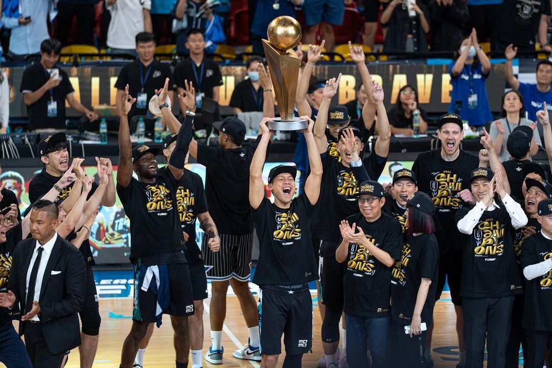 勇士三連霸豪發三千萬獎金！蔡文誠爽抓富邦董事長大跳熱舞，超鬧行徑笑翻全場！