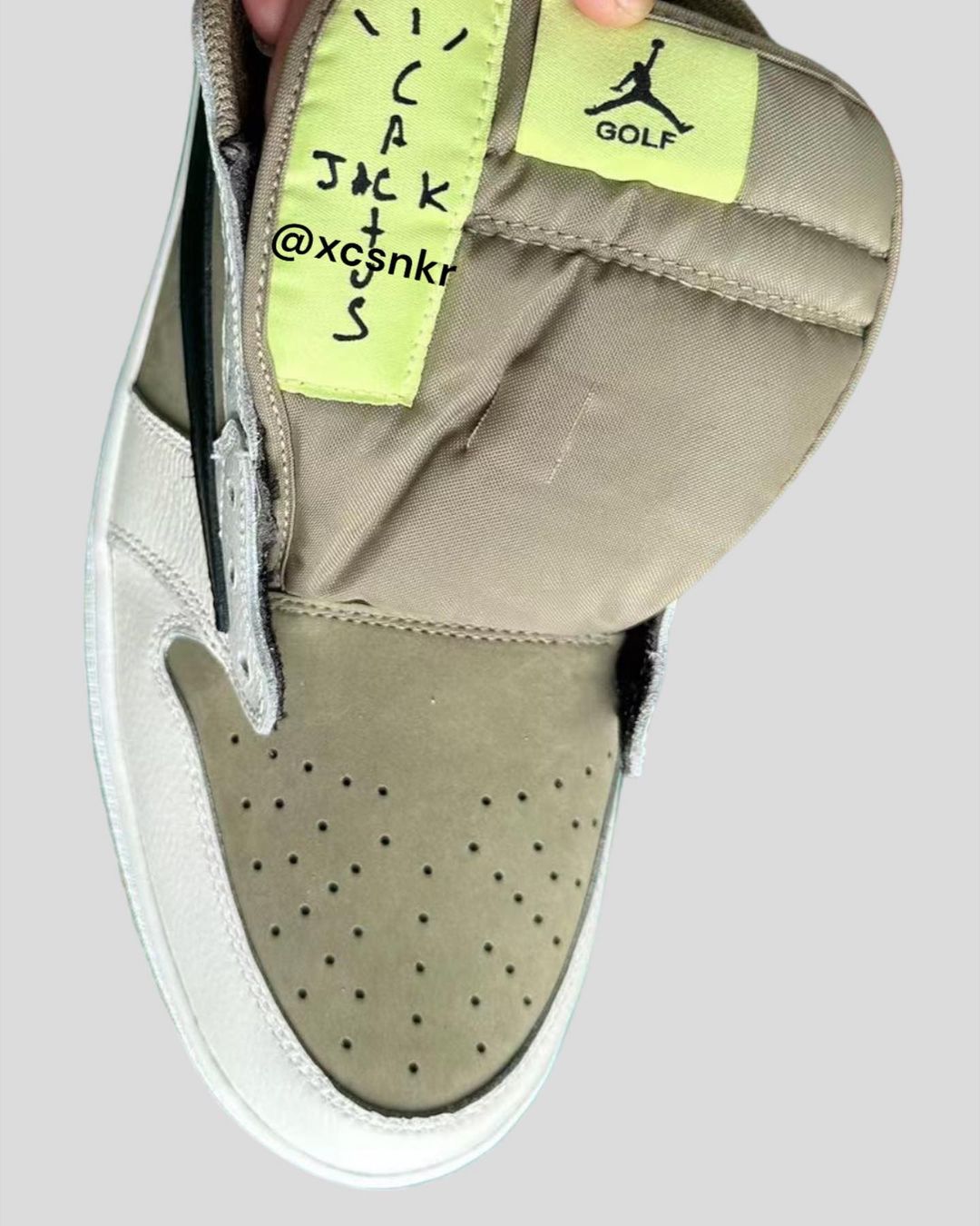 愈看愈迷人？Travis Scott × Air Jordan 1 Low GOLF 近賞細節曝光，發售情報首度揭曉！