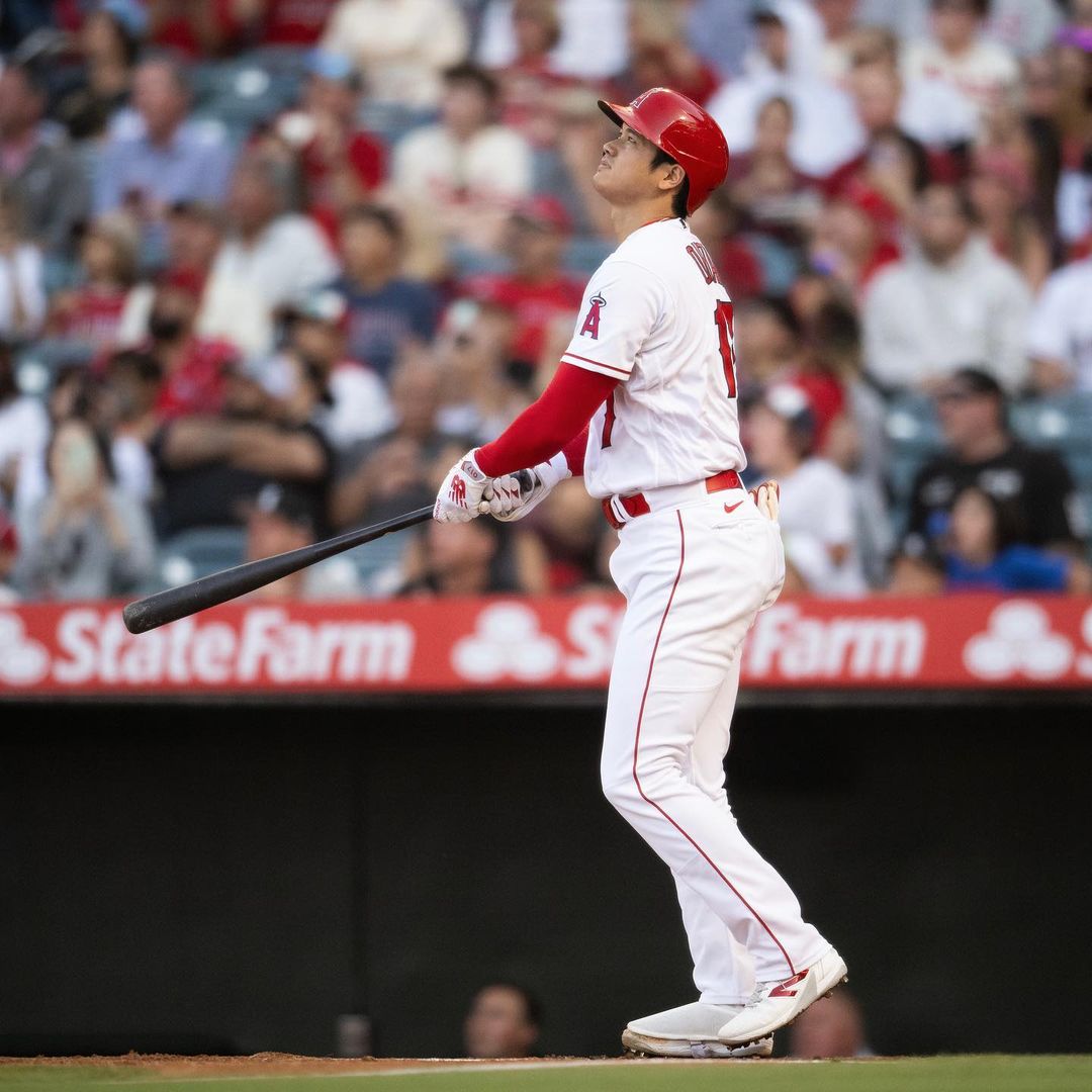 棒球之神降臨！大谷翔平「二刀流」繳 10K 外加雙響炮創紀錄，網：投打都跟鬼一樣...