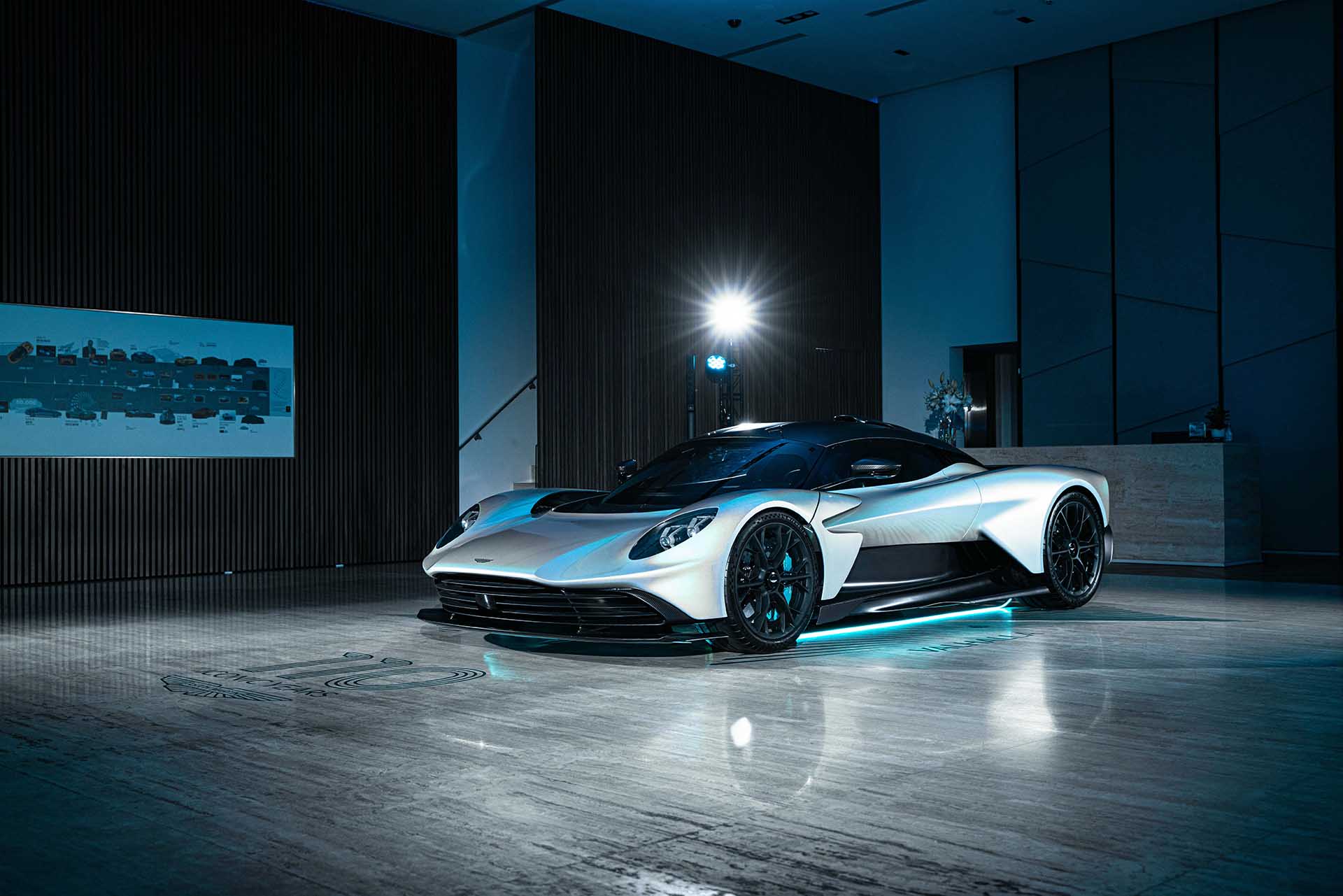 Aston Martin Valhalla-3