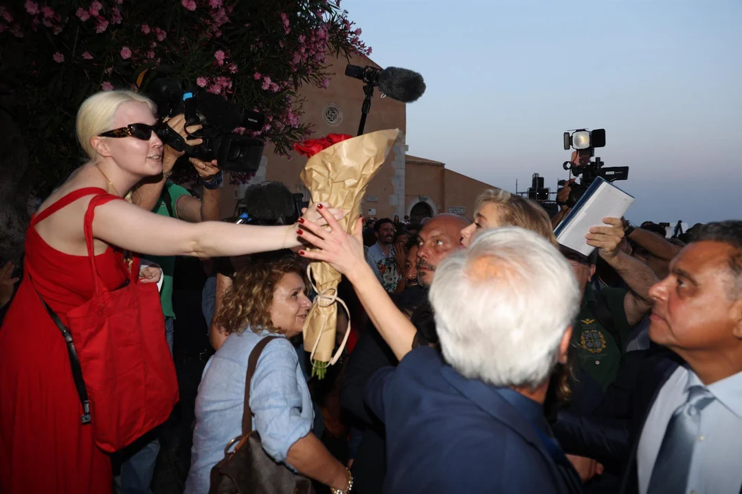 獲大批影迷現場應援！安柏赫德爭議官司後首次公開露面，與新片男主角互動超親密！