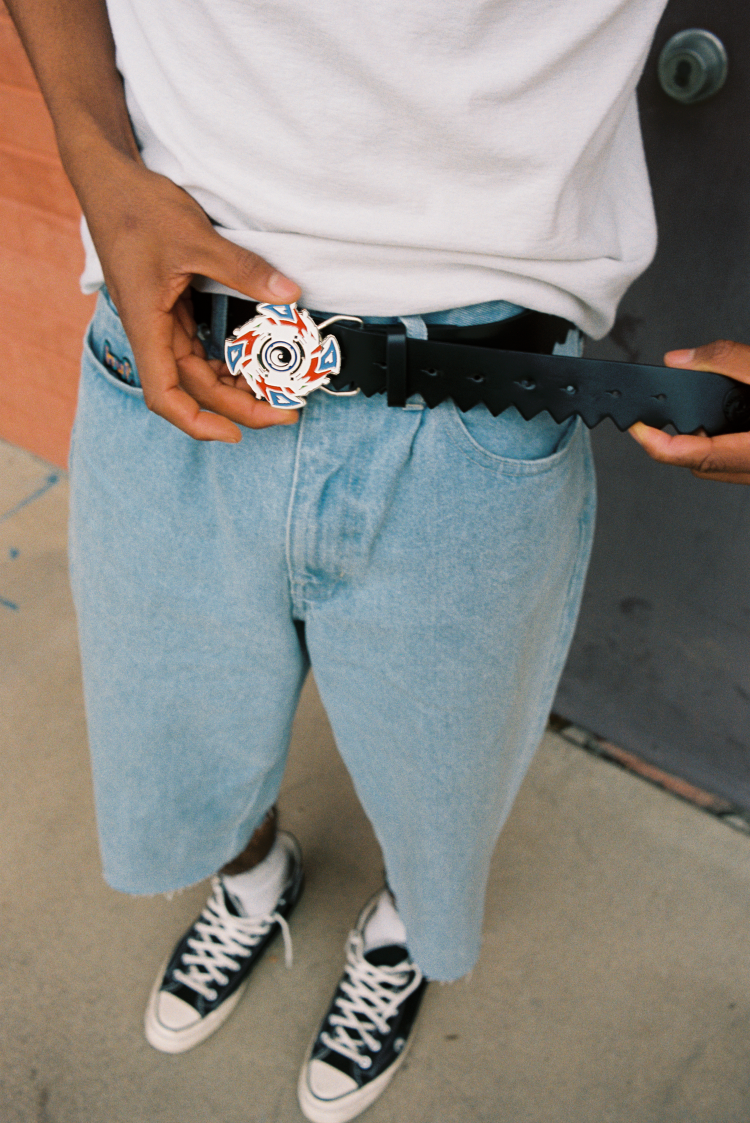 注意看這個男人太狠了！竟直接把戰鬥陀螺繫在皮帶上！