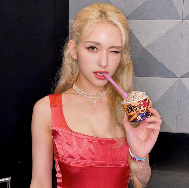 人間芭比變身辣台妹！ SOMI 全昭彌和檳榔攤、事務所招牌合照，網友搞笑：「芭比怎麼可以在檳榔攤前面！」