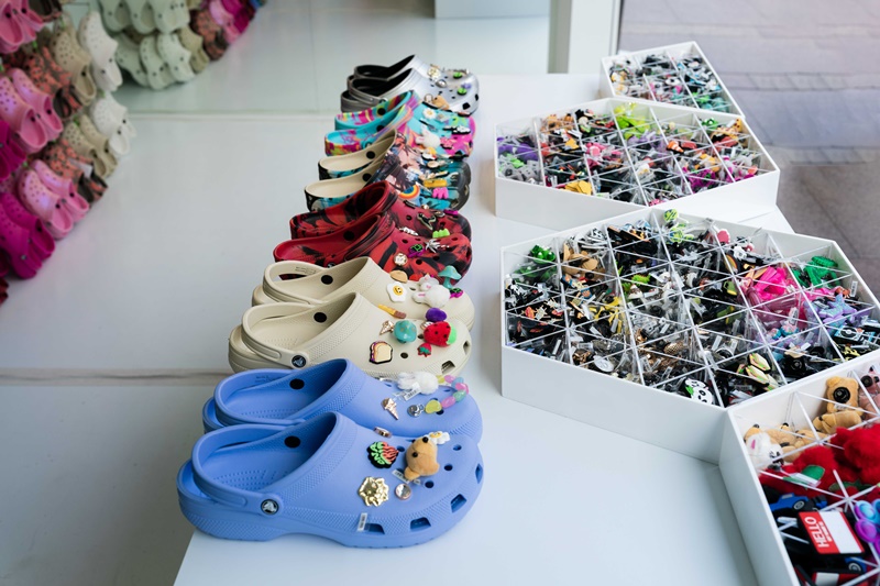 大勢男團 Ozone 加持！ CROCS 期間限定快閃店空降台北，快來打造自己的專屬潮履！