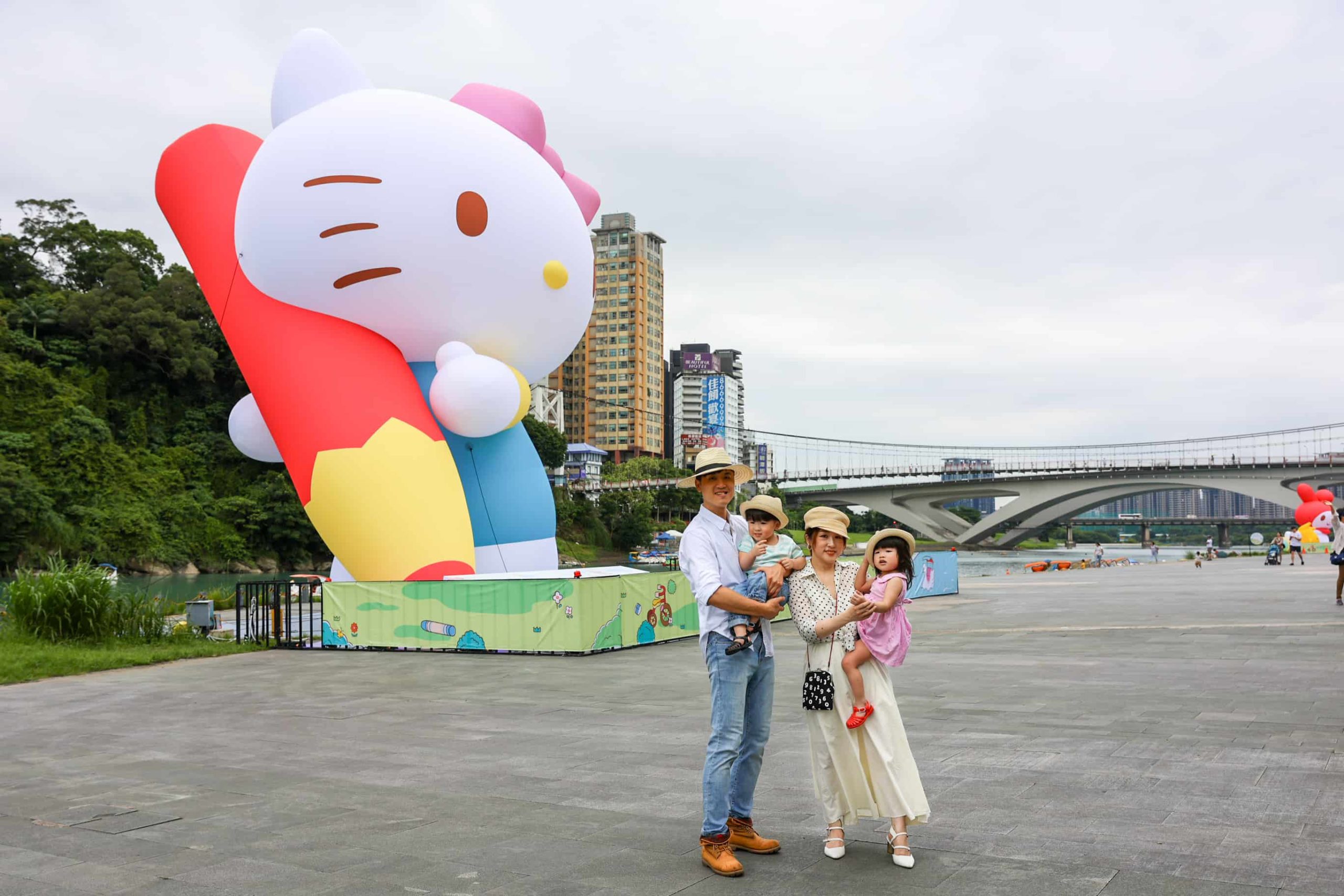 三麗鷗家族入侵碧潭！13 公尺巨型Hello Kitty 陪你迎暑假，大耳狗、美樂蒂全都巨大化！