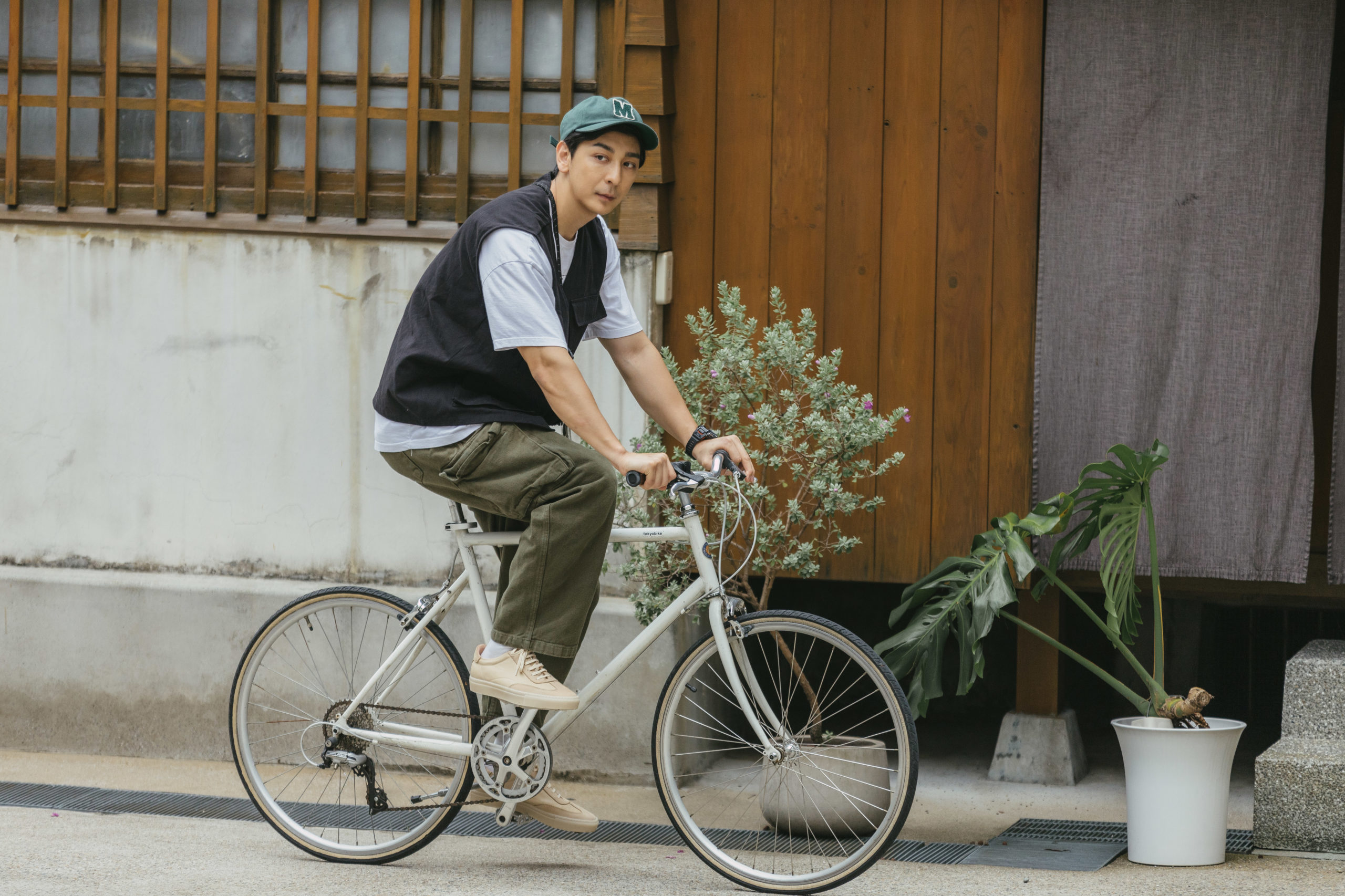 Vanger x LOJEL 聯手「TO FLY 旅遊特別企劃」推出旅遊必備的單品小白鞋！還要送你東京來回機票！
