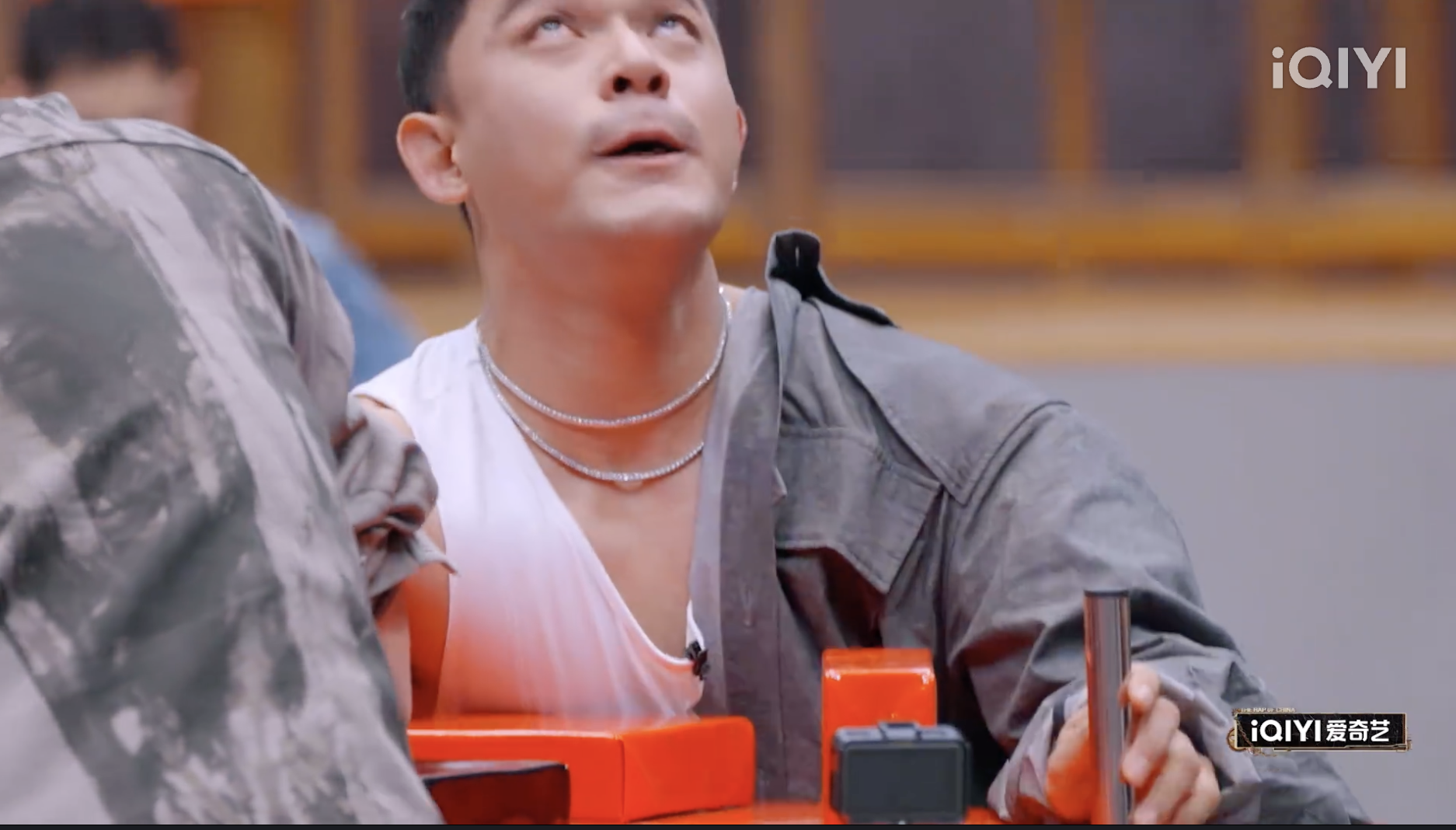 全場都看傻！瘦子「腕力賽」竟贏「體型大一倍」的黃旭！網友全歪樓：黃旭表情太經典⋯⋯