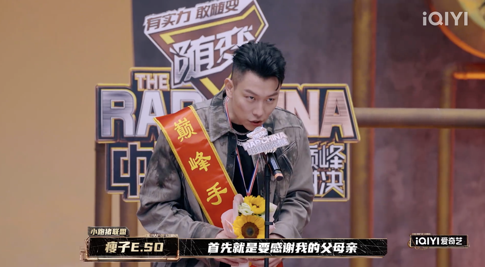 全場都看傻！瘦子「腕力賽」竟贏「體型大一倍」的黃旭！網友全歪樓：黃旭表情太經典⋯⋯