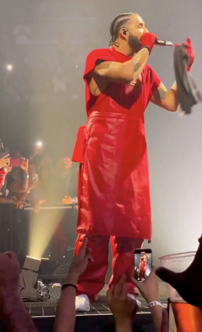 Drake 在演唱會造型引起網友熱議,網友笑爆:還以為是學餐阿姨