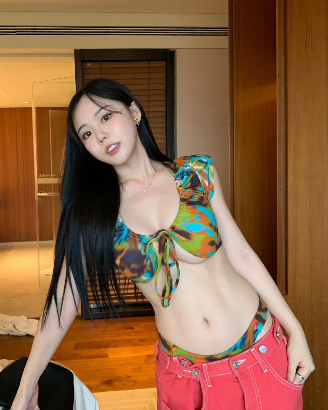 曾嫁 18 歲高中生！南韓人妻網紅洪瑛琦峇里島大秀南半球，換穿 3 款比基尼辣度破表！