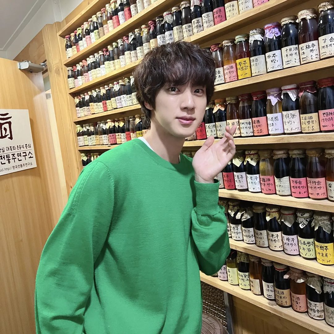 JIN 救過自己一命！ 21 歲少女遇搶劫案　竟因背後的「軍服照」意外獲救