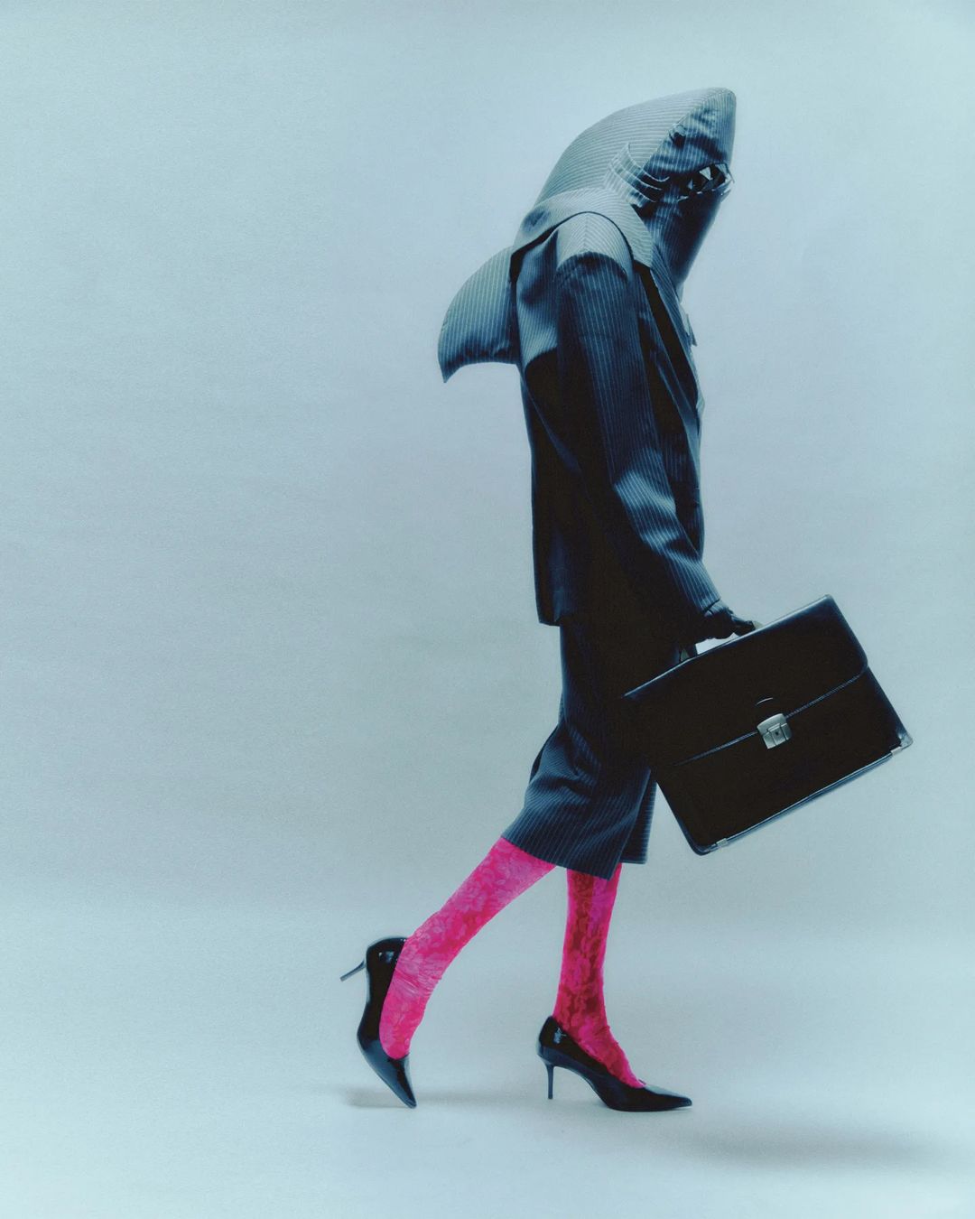 時尚最前端？時裝秀上驚見鯊魚走秀！網友：這我真的看不懂⋯⋯