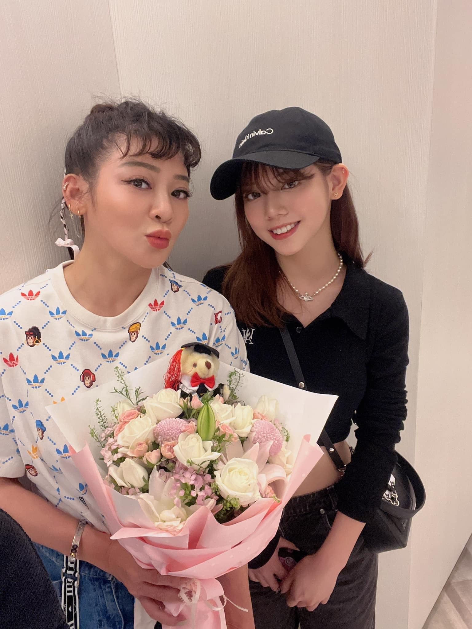 王彩樺曬小女兒 18 歲生日照！母女 3 人難得同框受封「最美星二代」！高顏值網友敲碗：快出道