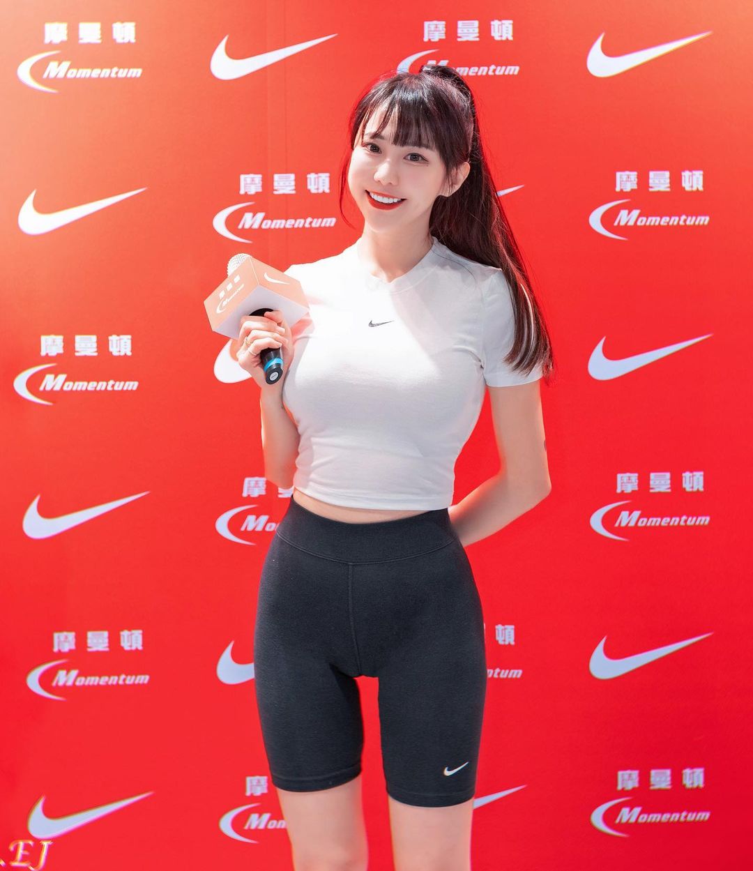 梓梓回娘家！加碼公開「 10 年前反差舊照」重穿樂天女孩制服　辣到險看光