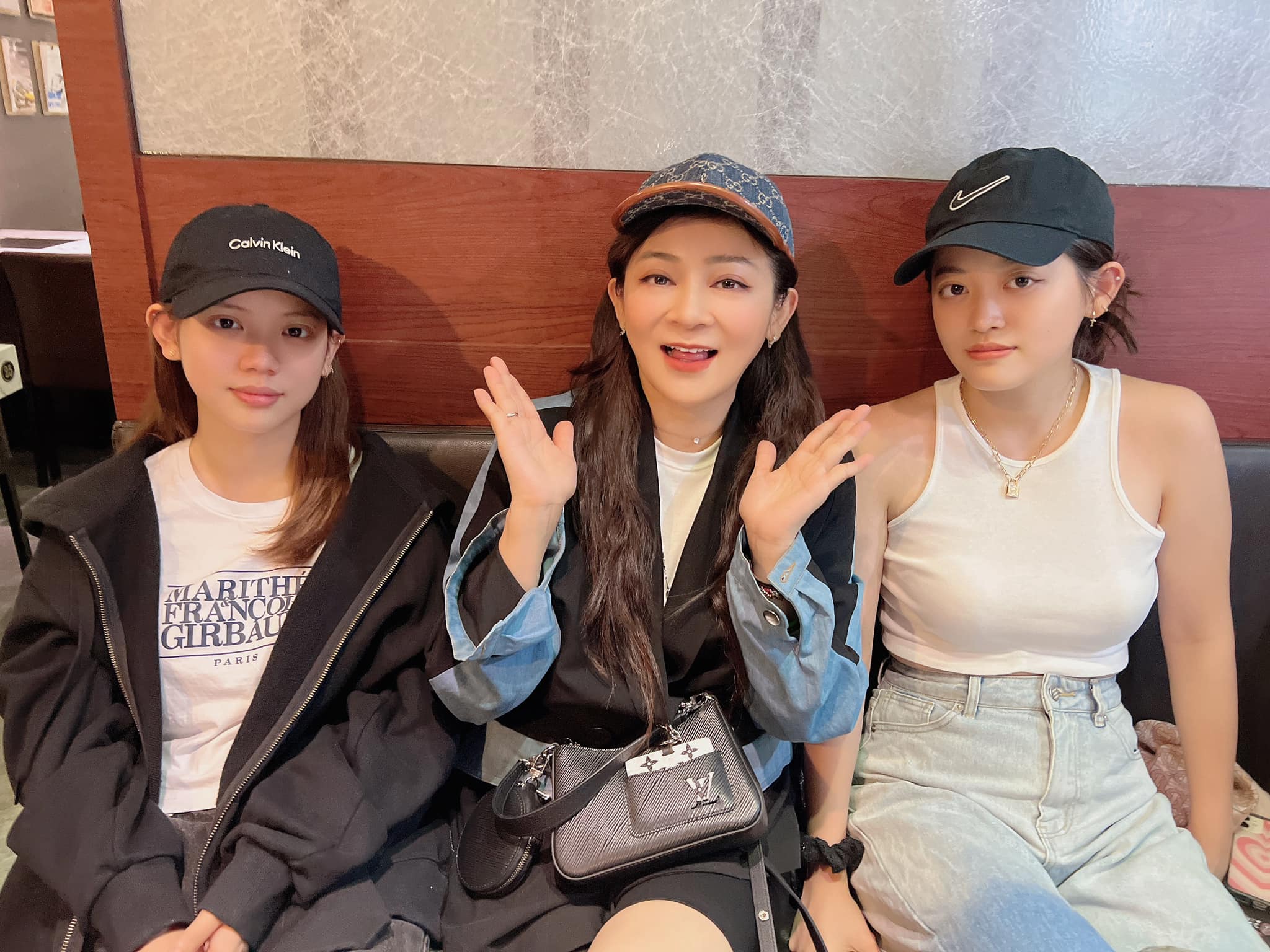 王彩樺曬小女兒 18 歲生日照！母女 3 人難得同框受封「最美星二代」！高顏值網友敲碗：快出道