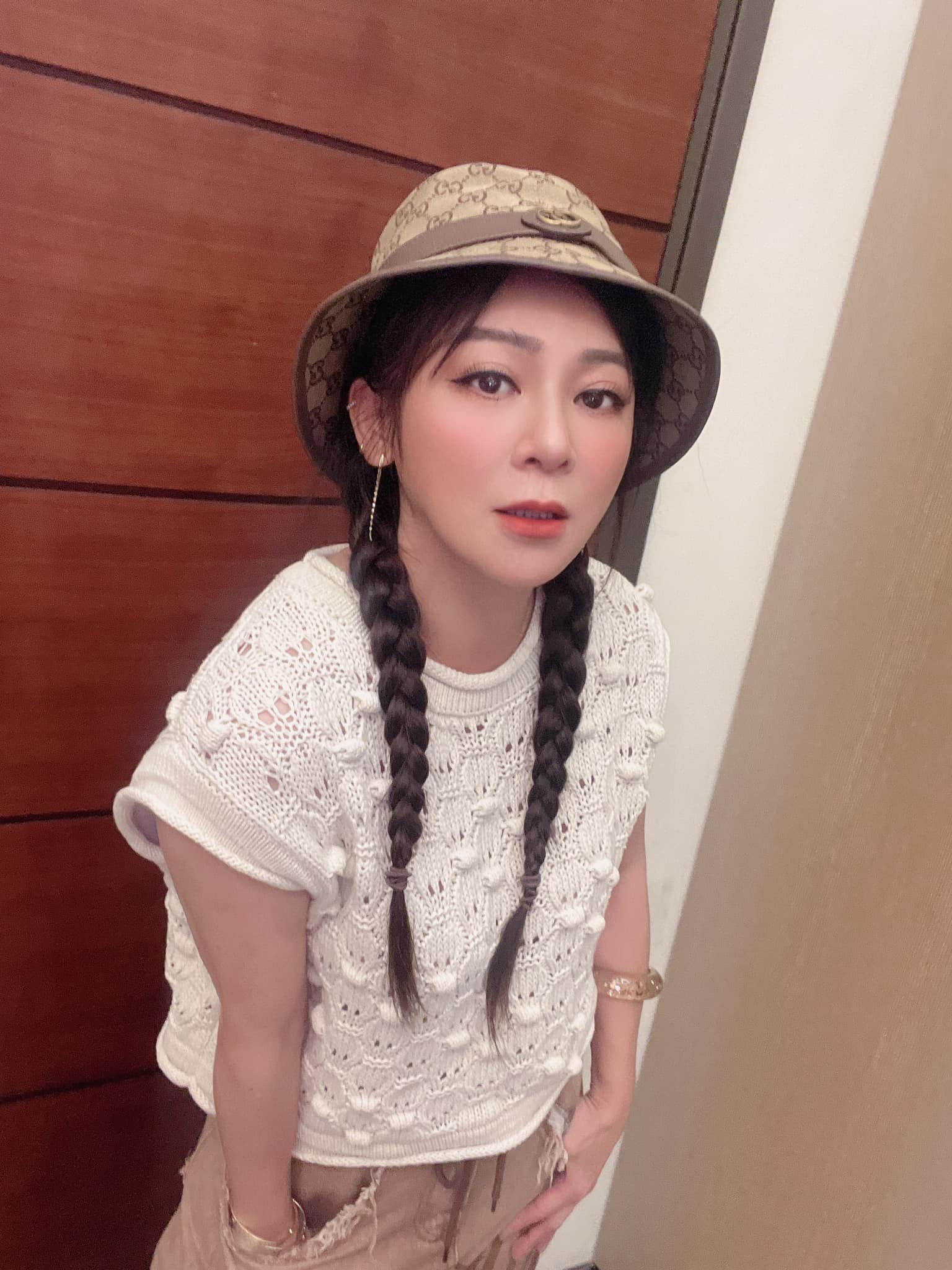 王彩樺曬小女兒 18 歲生日照！母女 3 人難得同框受封「最美星二代」！高顏值網友敲碗：快出道