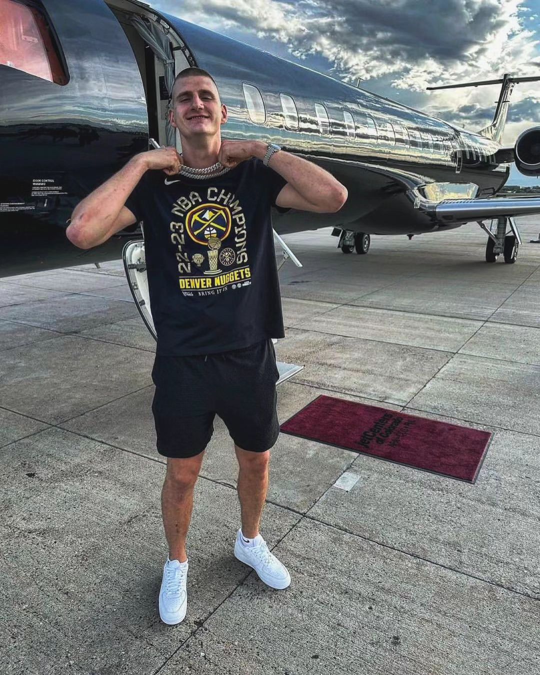 Jokic 簽甜瓜金塊球衣？球迷分享「與最偉大球員的奇遇記」網封 NBA 陶淵明