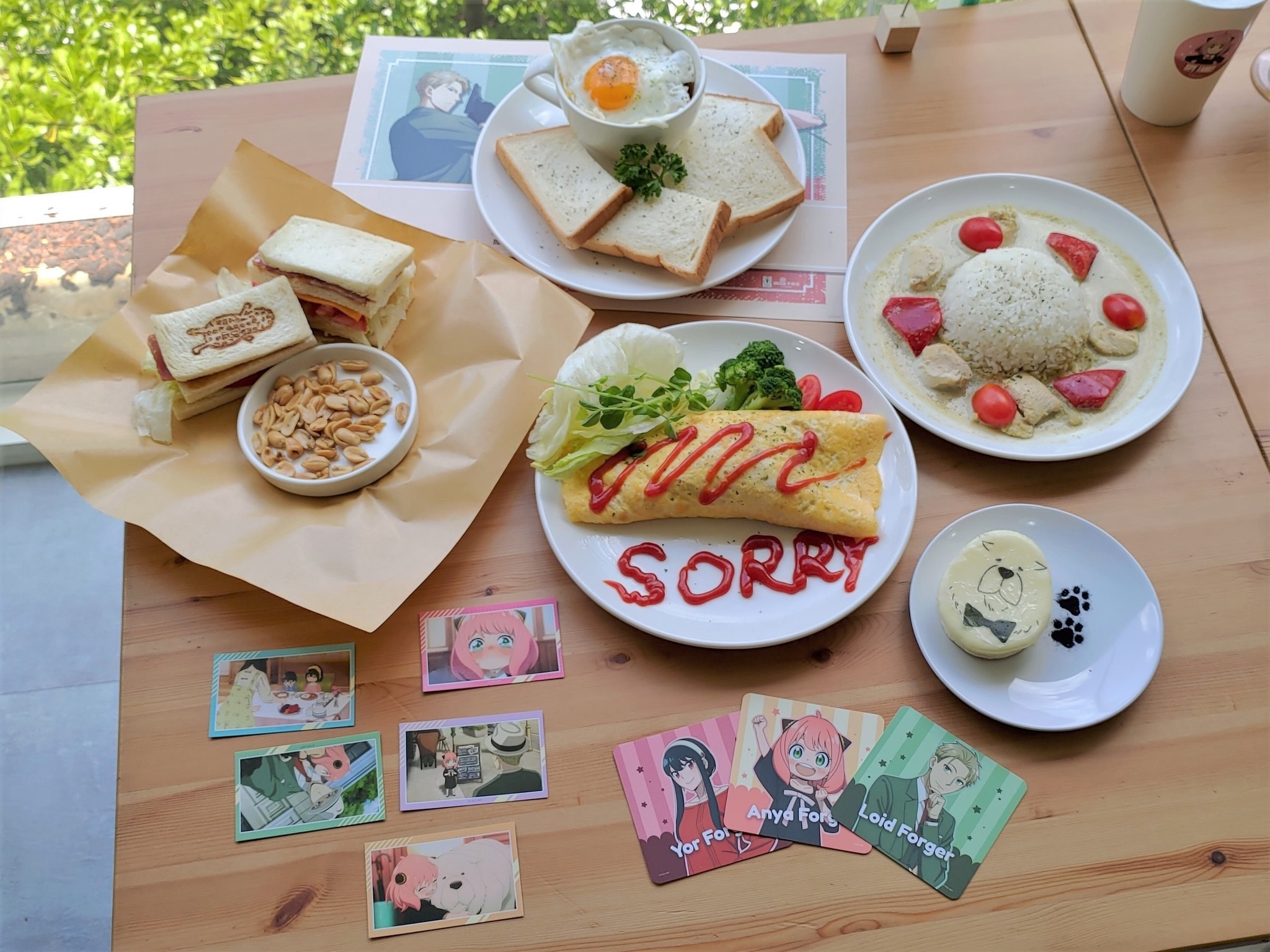 《間諜家家酒》主題咖啡廳開幕！13道餐點台北、台中都有分店，「挖哭挖哭草莓聖代+彭德造型甜甜圈」超萌！