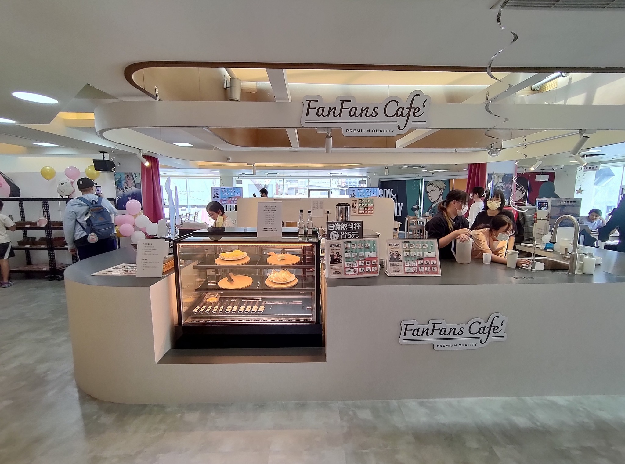 《間諜家家酒》主題咖啡廳開幕！13道餐點台北、台中都有分店，「挖哭挖哭草莓聖代+彭德造型甜甜圈」超萌！