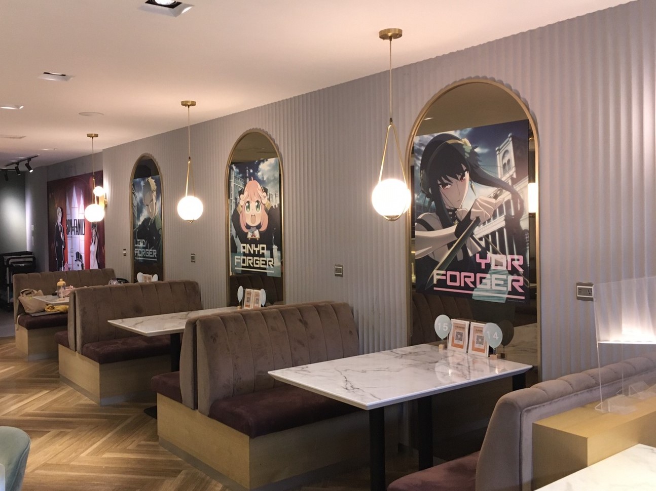 《間諜家家酒》主題咖啡廳開幕！13道餐點台北、台中都有分店，「挖哭挖哭草莓聖代+彭德造型甜甜圈」超萌！