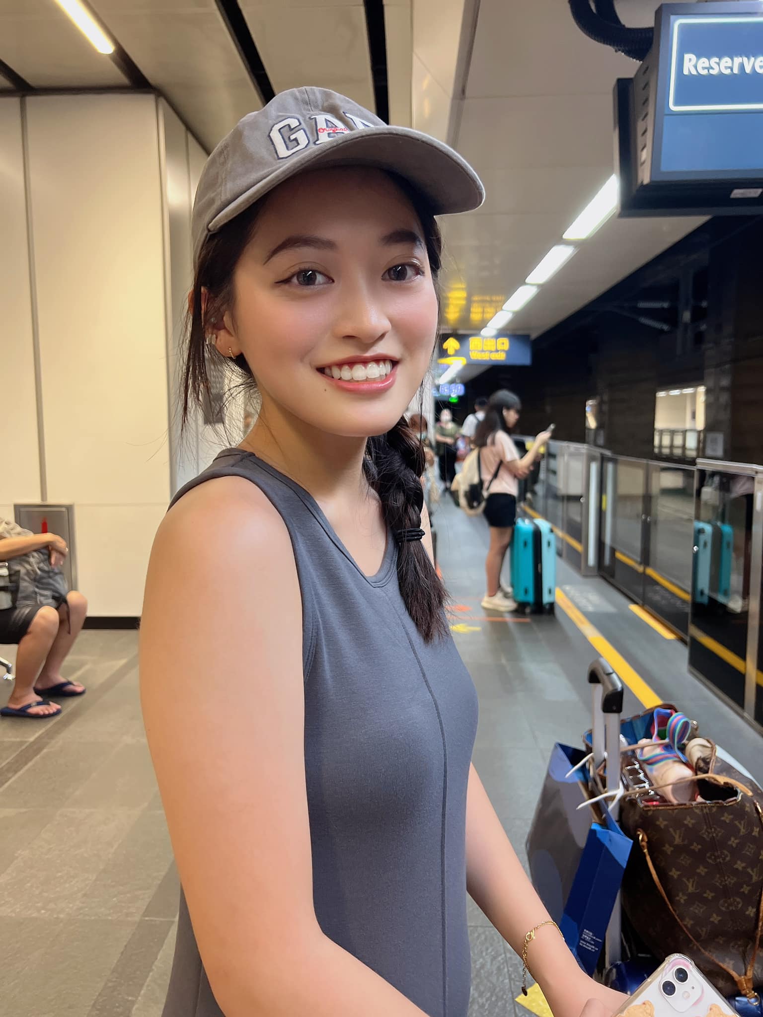 王彩樺曬小女兒 18 歲生日照！母女 3 人難得同框受封「最美星二代」！高顏值網友敲碗：快出道