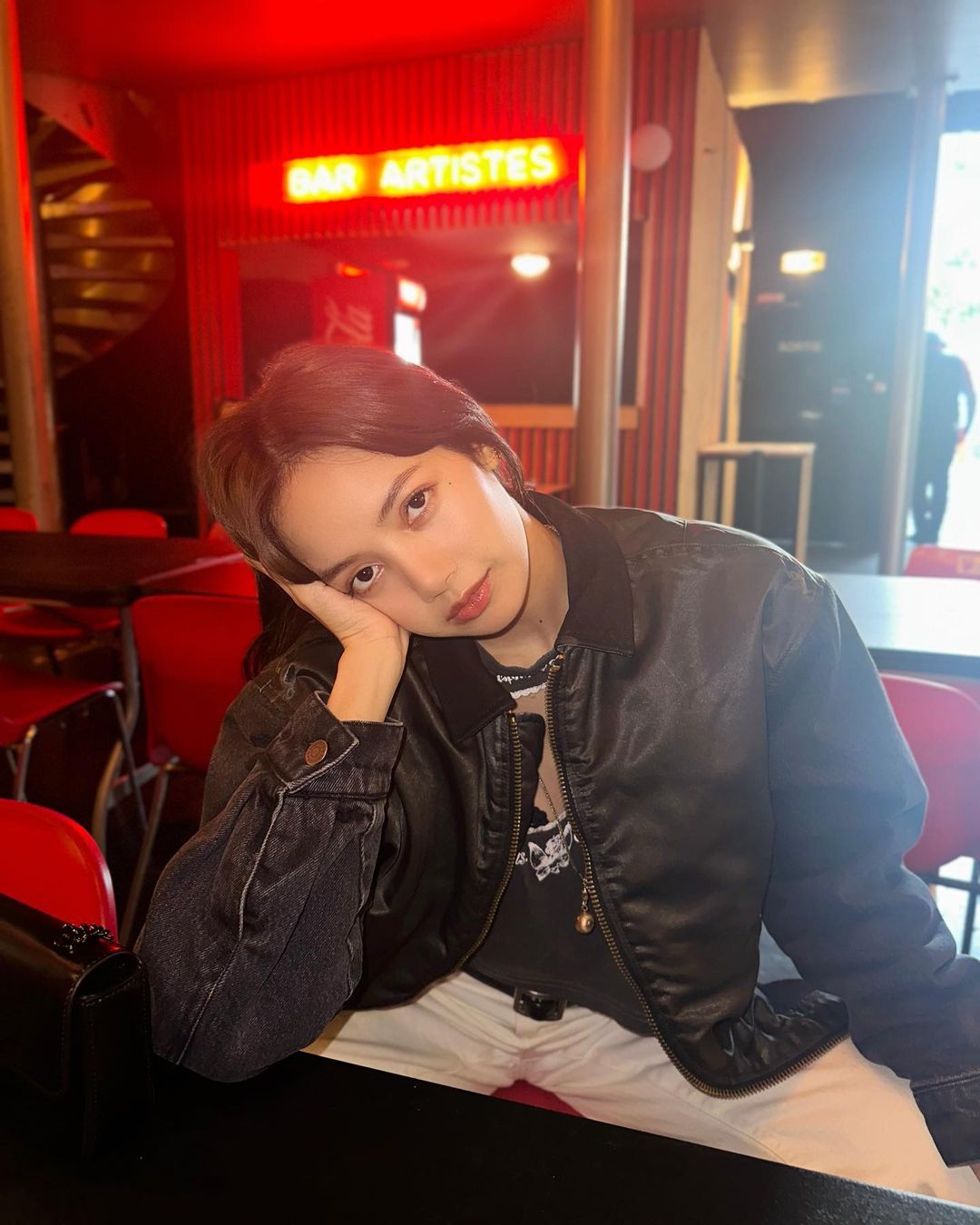 Lisa 公開私服照！甜美面對鏡頭燦笑　視線下滑藏「200 萬代言項鍊」粉絲驚呆