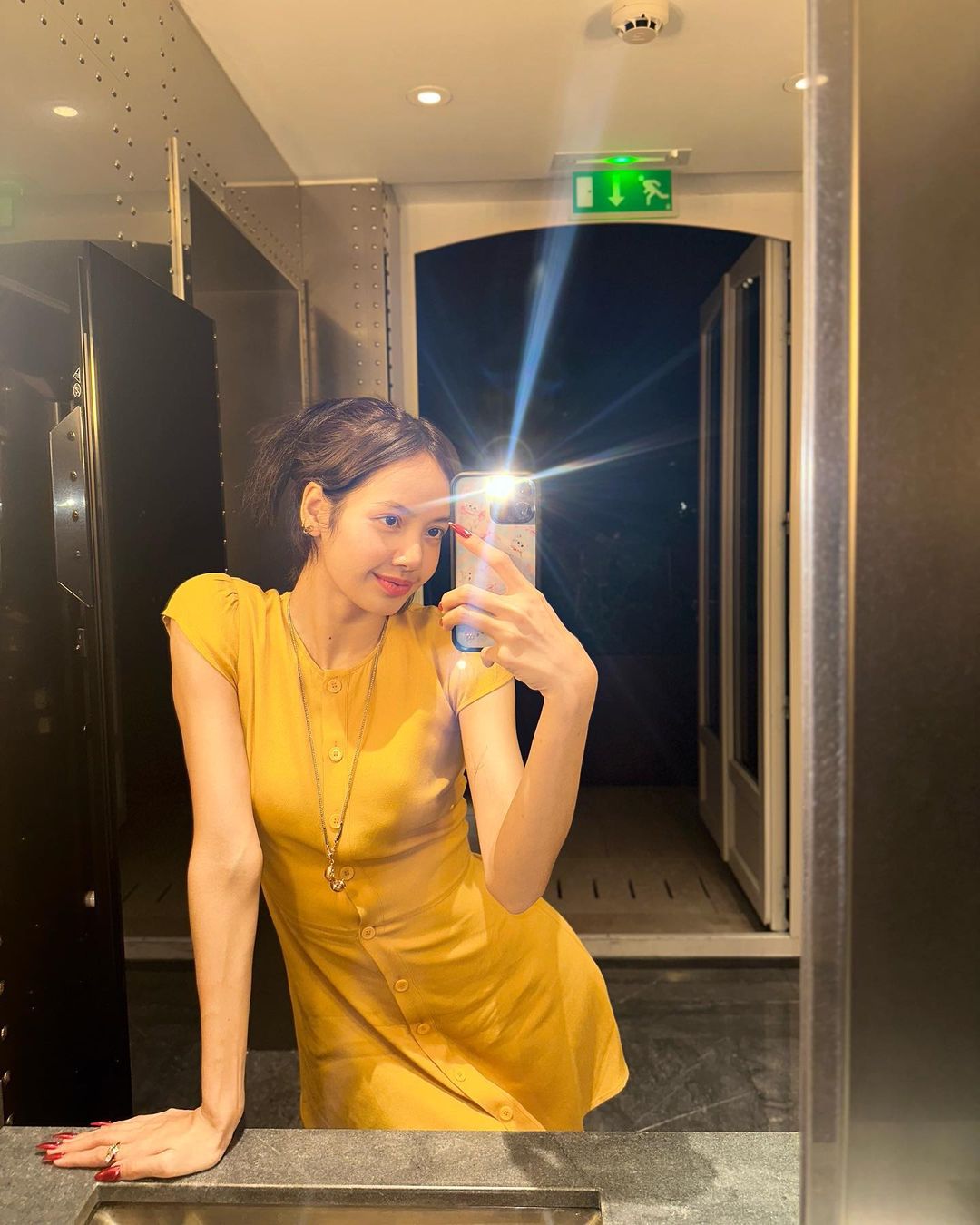 Lisa 公開私服照！甜美面對鏡頭燦笑　視線下滑藏「200 萬代言項鍊」粉絲驚呆