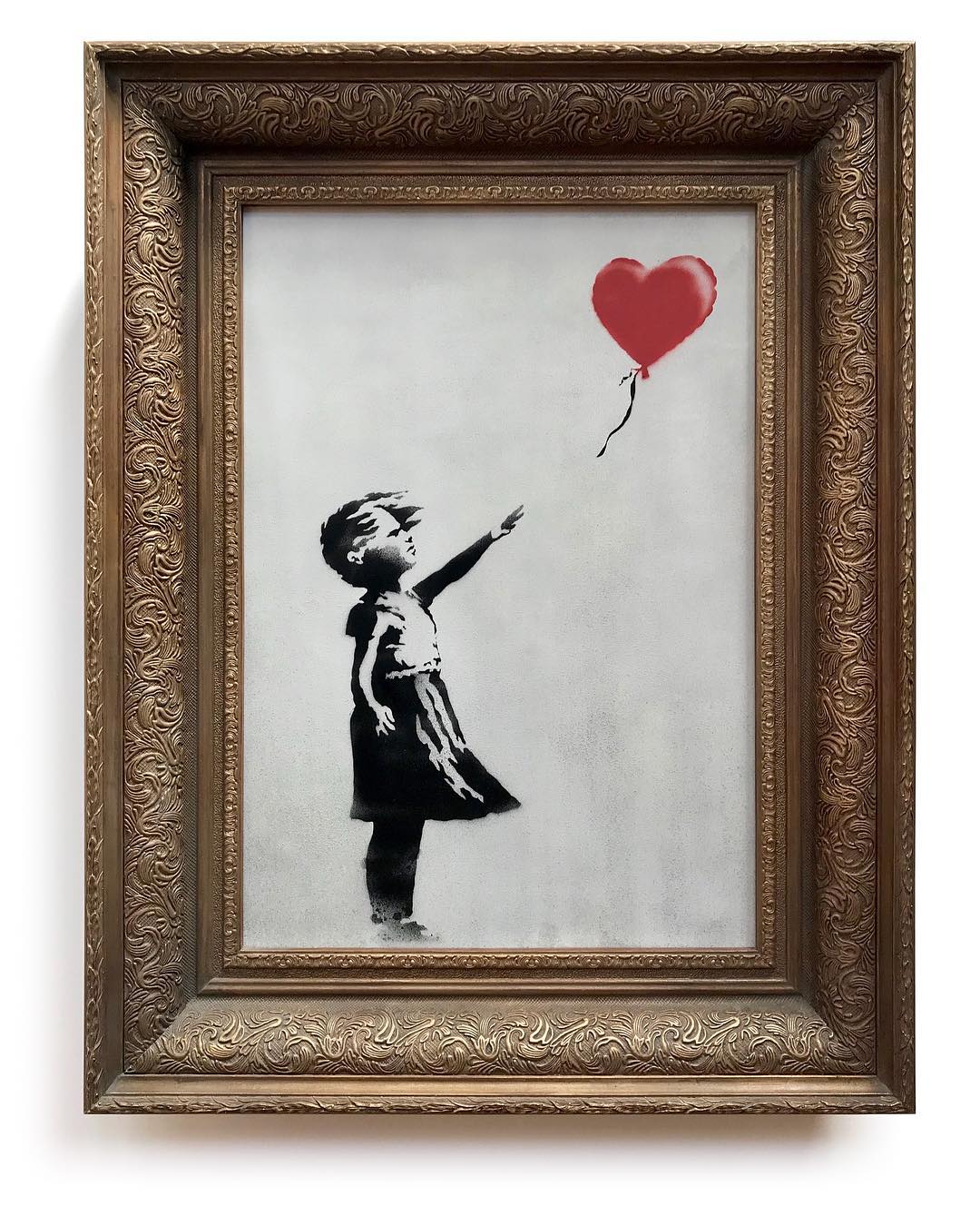 拍賣落槌秒變碎紙的 Banksy 傳奇大作《垃圾桶中的愛》來台巡迴！「這裡」免費預約參觀 360 度賞真跡