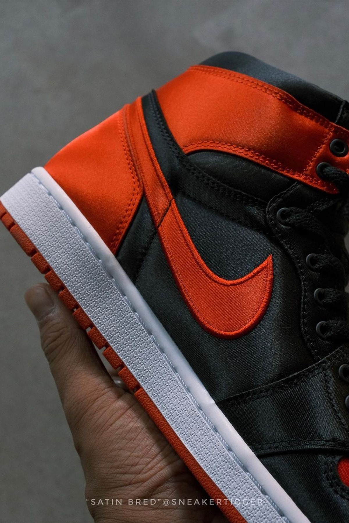 高端、大氣、上檔次！睽違 7 年的 Air Jordan 1「緞面黑紅」終於要發了？