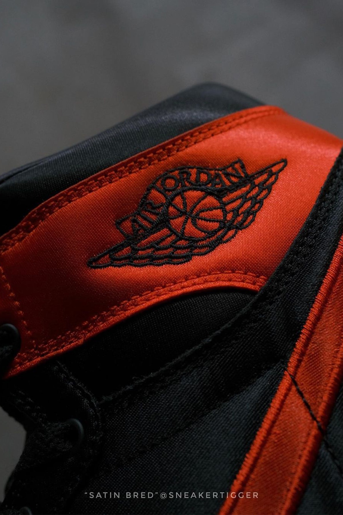 高端、大氣、上檔次！睽違 7 年的 Air Jordan 1「緞面黑紅」終於要發了？