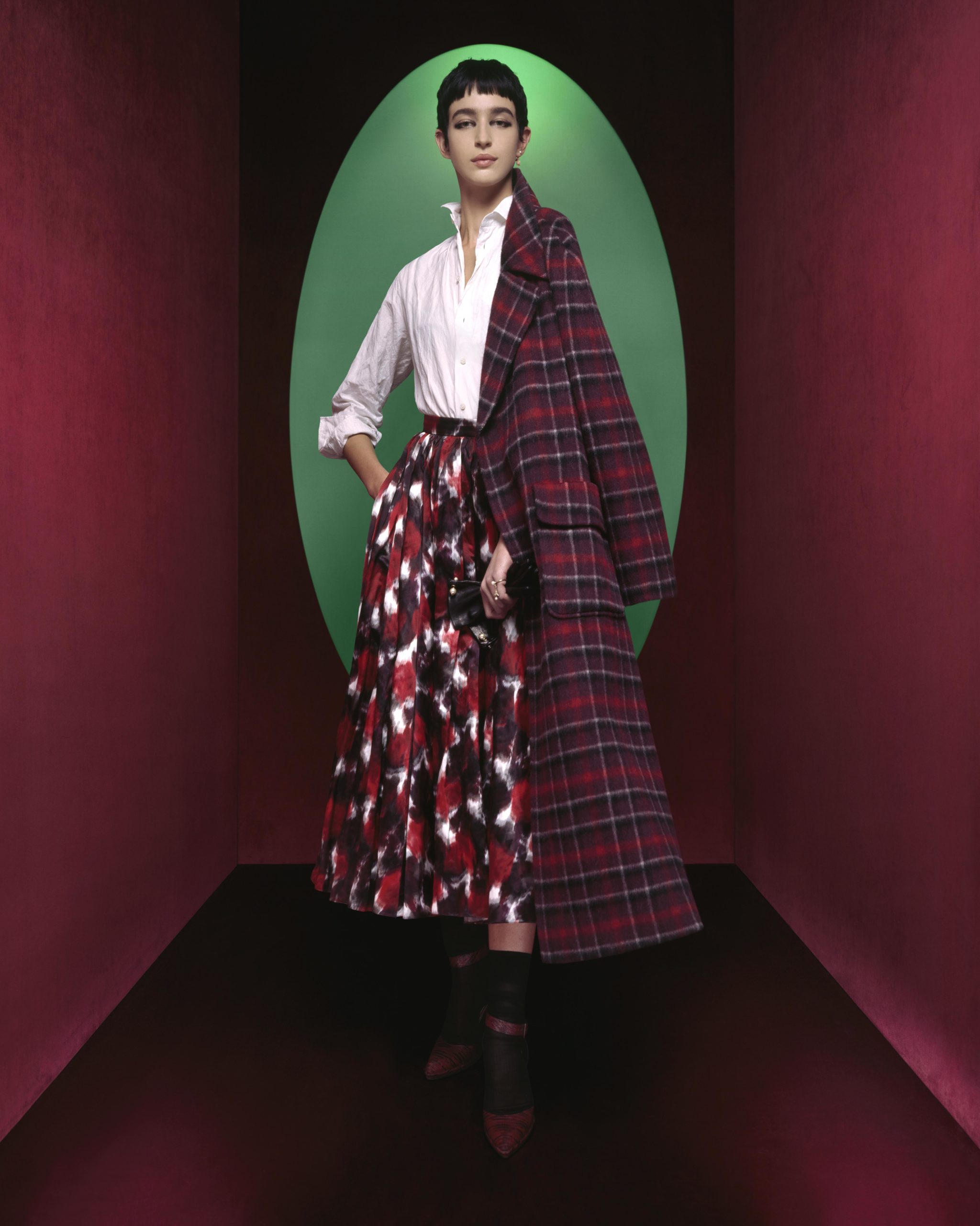 重繹 1950 年代法式美學！DIOR 2023-2024 秋冬時裝系列形象大片釋出！