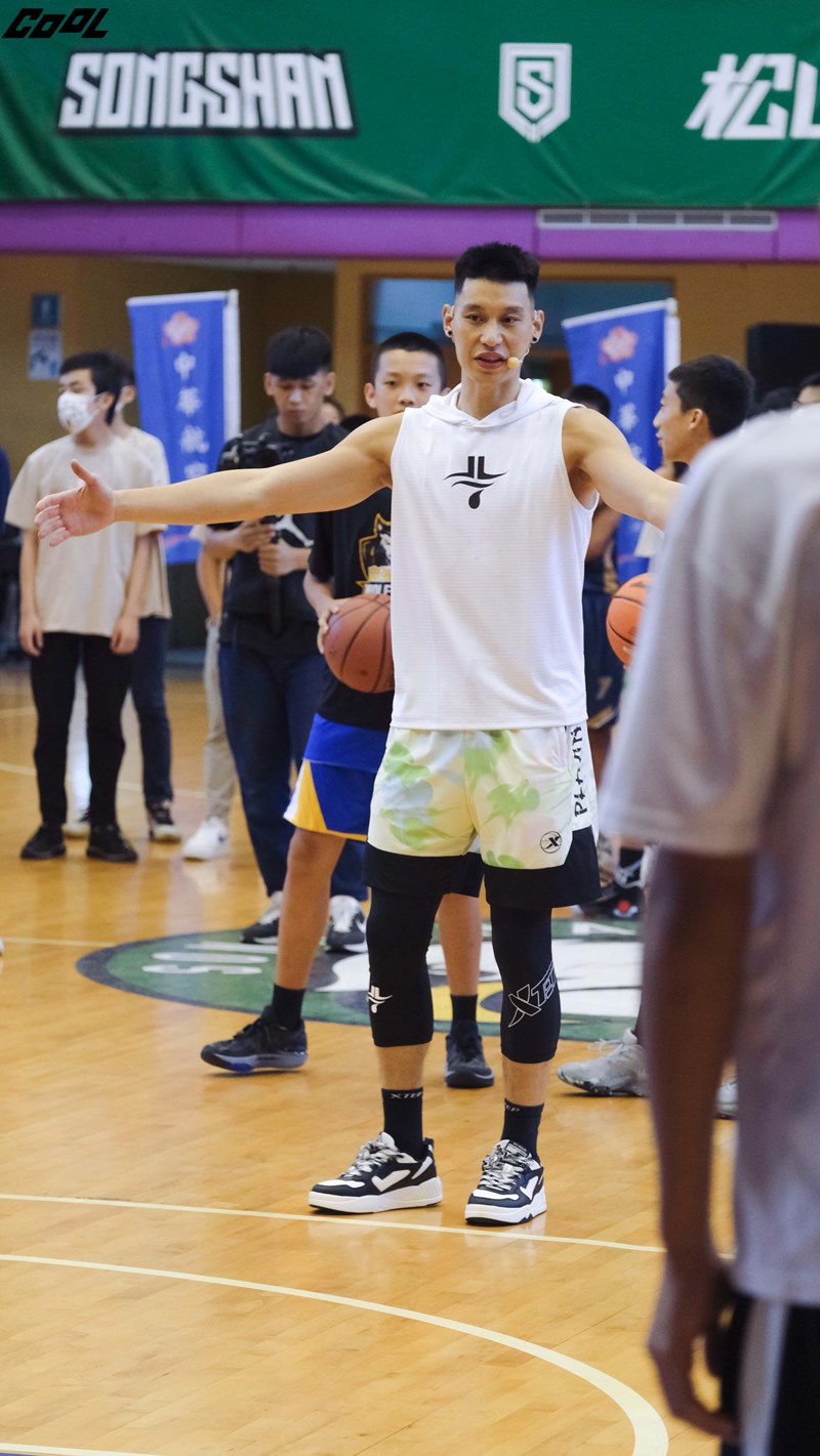 多支球隊極力爭取！林書豪談未來動向，表示：「等到對的時間才會與弟弟同隊！」