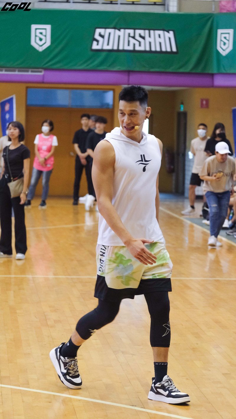 多支球隊極力爭取！林書豪談未來動向，表示：「等到對的時間才會與弟弟同隊！」