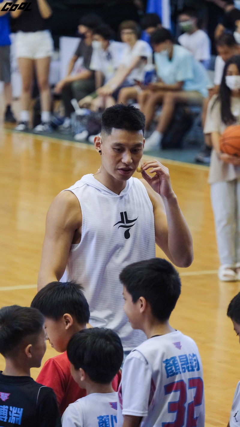 多支球隊極力爭取！林書豪談未來動向，表示：「等到對的時間才會與弟弟同隊！」