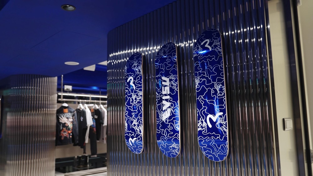 暌違多年，傳奇回歸！日本丹寧品牌 EVISU 台北旗艦店正式開幕，男神阮經天擔綱品牌摯友！