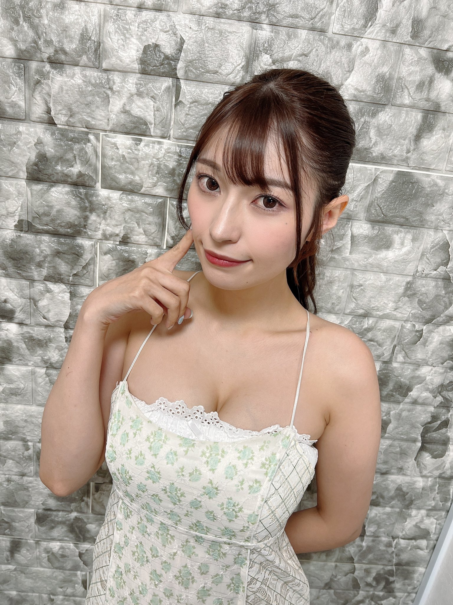 超新星異軍突起！G cup 寫真女星「楠エリサ」不僅簽約事務所，更宣布成為 FALENO 專屬女優