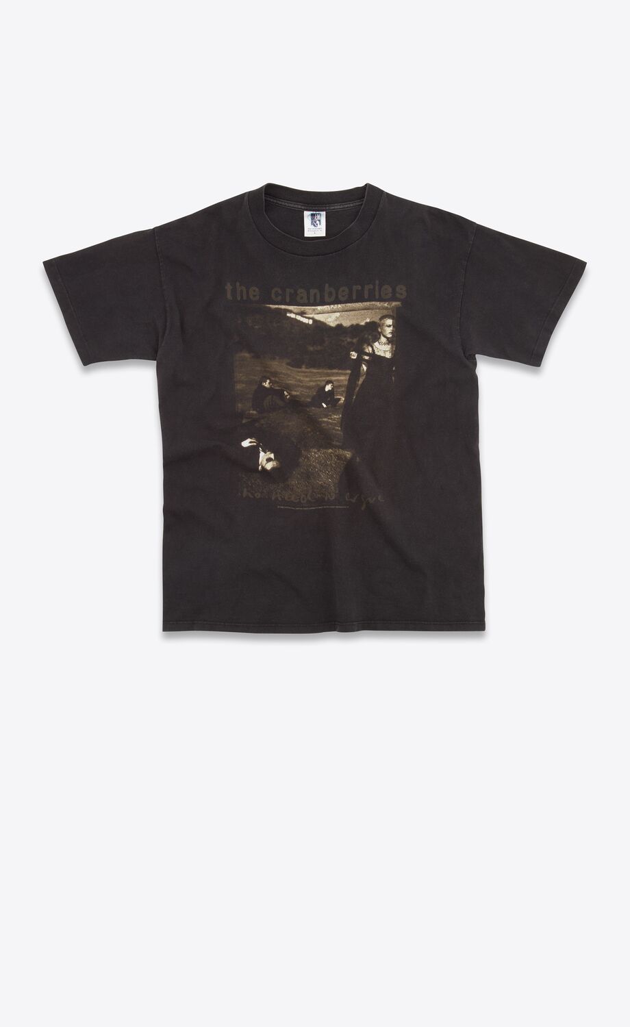 Nirvana、 Kurt Cobain 都在內！Saint Laurent 推出近 15 萬元的古著「樂團 Tee」，你買單嗎？