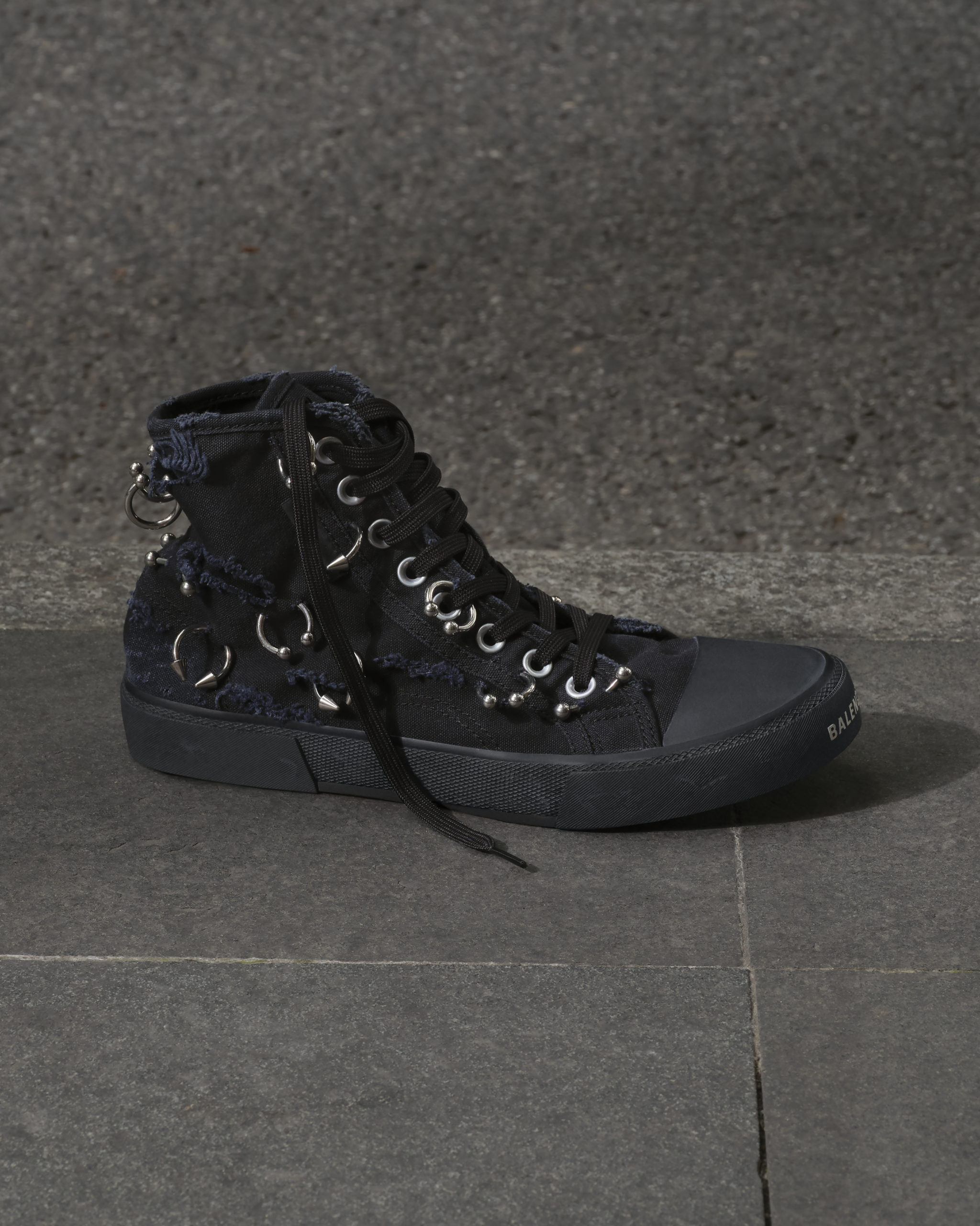 情人節快到了，不知道要送什麼？BALENCIAGA 七夕 23 系列現已發售，隨便一款都是感情救星！