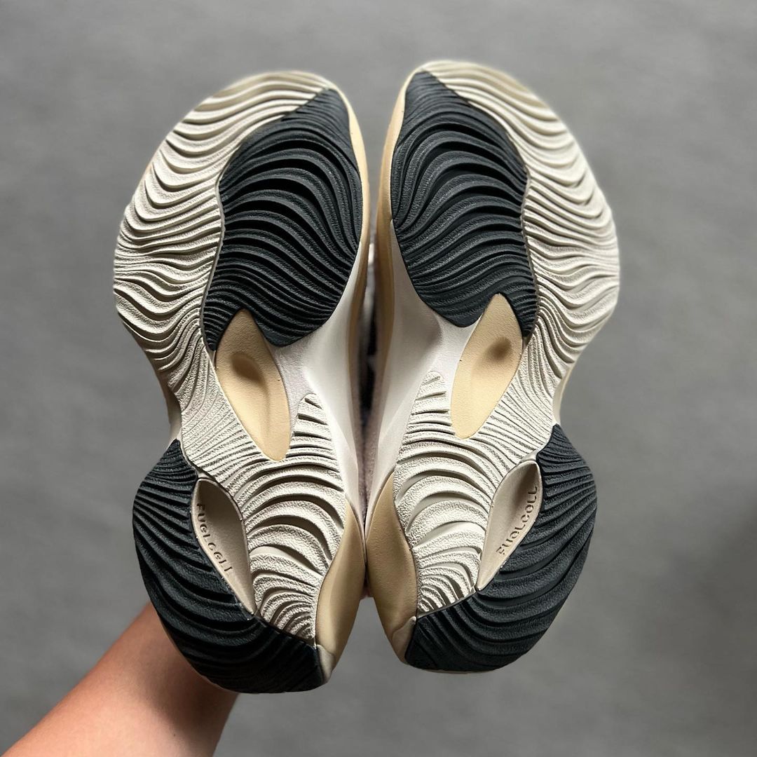 流量救星？New Balance 全新鞋型「Warped Runner」率先曝光，前衛輪廓簡潔卻浮誇！