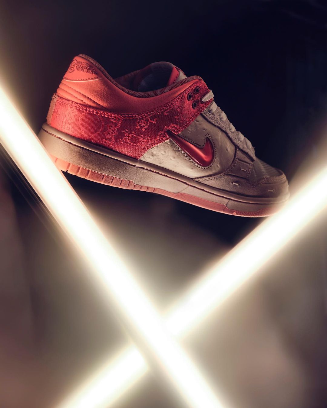 結合雙方二十年聯名鞋款！CLOT x Nike Dunk Low “What The”發售日期曝光