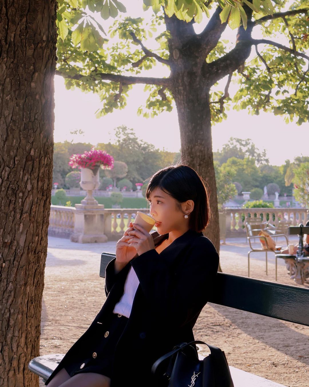 壯壯法國行換上性感黑絲襪！巴黎街頭辣露絕對領域，蜜大腿、蜜桃臀現蹤！