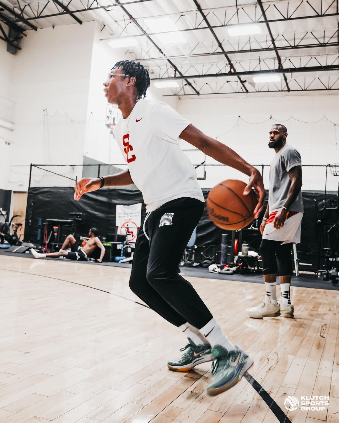 更像 Kobe 系列？LeBron James 疑似曝光最新簽名戰靴 Nike LEBRON 21