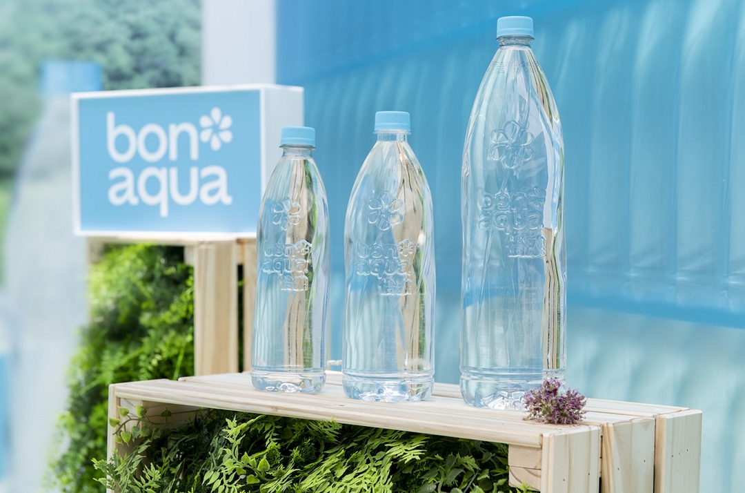 「bonaqua怡漾」為台灣首個應用rPET環保再生塑料的瓶裝水品牌，除了原有的588毫升與888毫升兩種容量，新推出的1,500毫升包裝也會使用食品級再生酯粒(可口可樂公司提供)