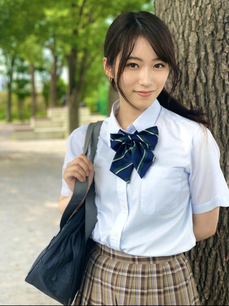 純天然美少女！ 19 歲新星片岡凜甜笑讓人秒戀愛，爸爸竟被封為「日本基努李維」！