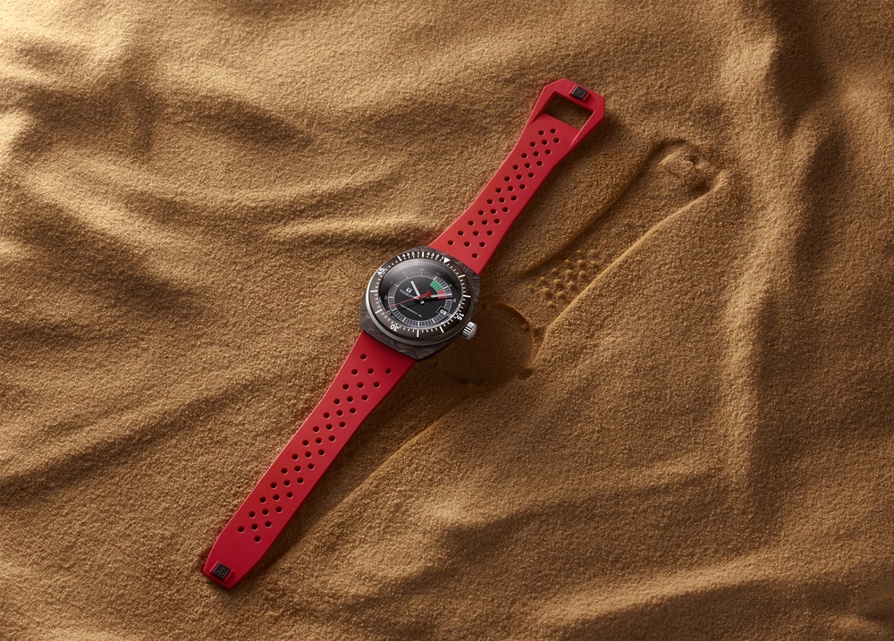 帥到讓坤達和牛奶捨不得手放開！ TISSOT 夏日限定概念店開催， Sideral 鍛造碳錶款同步登場